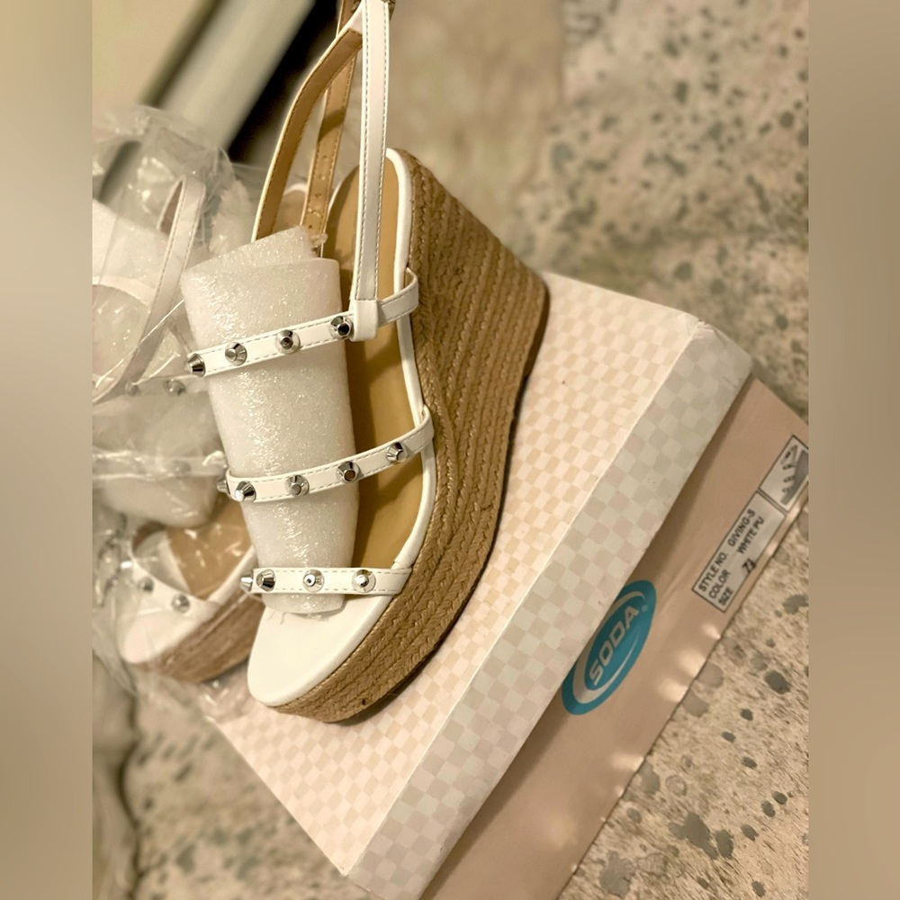 Soda white wedge, 7.5 new in box
